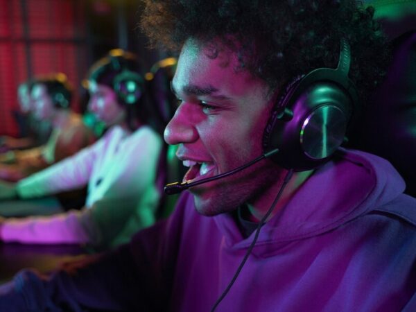 Como escolher o headset perfeito para jogos e chamadas de trabalho?